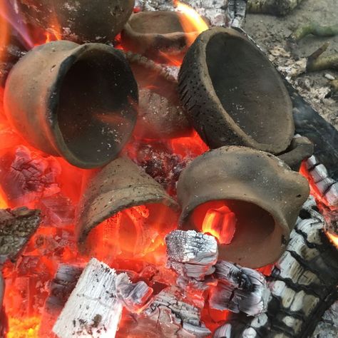 Open firing in the woods, of wild clay pots Wild Clay, Fire Clay, Raku Pottery, Clay Pots, Clay Pottery, Porcelain Ceramics, In The Woods, Archaeology, All Art