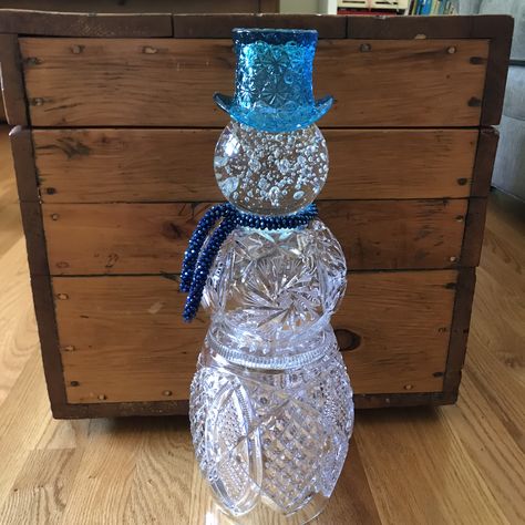 Glass Snowman Diy, Glass Snowman Crafts, Upcycled Glassware, Repurposed Glassware, Glass Totems, Glassware Garden Art, Glassware Crafts, Recycled Garden Art, Vintage Christmas Crafts