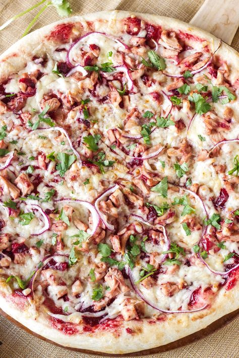 Thanksgiving Leftover Ideas, Cranberry Bbq Sauce, Christmas Leftovers Recipes, Turkey Pizza, Turkey And Cranberry, Leftover Thanksgiving Sandwich, Leftover Ideas, Flatbread Pizza Recipes, Turkey Cranberry