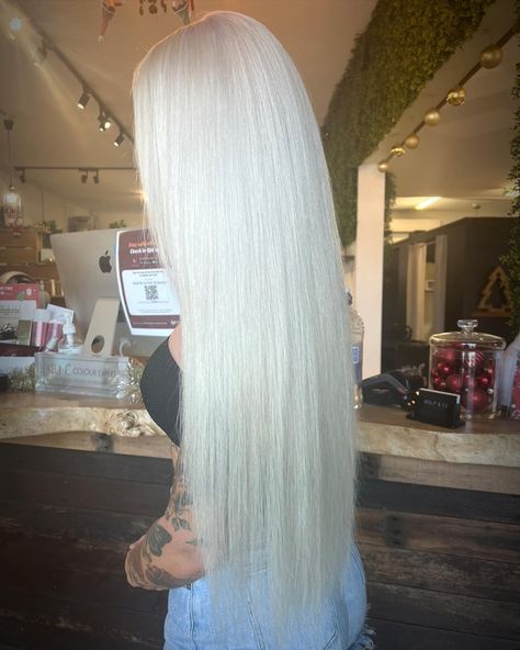 Media Source: https://www.instagram.com/p/CYA_bNoPqWC/ Fresh Blonde & Fresh set of platinumlockz Hair Extensions 😍😍 ( #📷 @hairbyaleishaa ) Platinum Blonde Hair Extensions, Long Platinum Blonde, Sew In Extensions, Bright Blonde Hair, Blonde Extensions, Pearl Blonde, White Blonde Hair, Blonde Hair Extensions, Icy Blonde