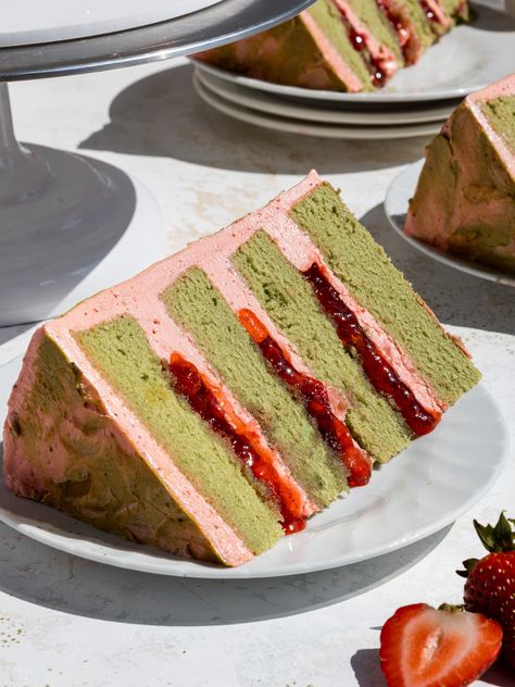 Strawberry Matcha Cake, Matcha Cake Recipe, Matcha Cupcakes, Strawberry Buttercream Frosting, Matcha Lover, Strawberry Matcha, Sweet Bakes, Matcha Dessert, Matcha Cake