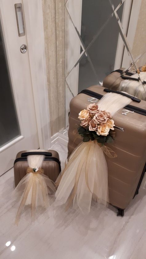 Wedding Luggage, Bride Preparation, Wedding Gift Pack, Creative Wedding Gifts, Bridal Gift Wrapping Ideas, Desi Wedding Decor, Beautiful Wedding Decorations, Wedding Gifts Packaging, Wedding Gift Wrapping