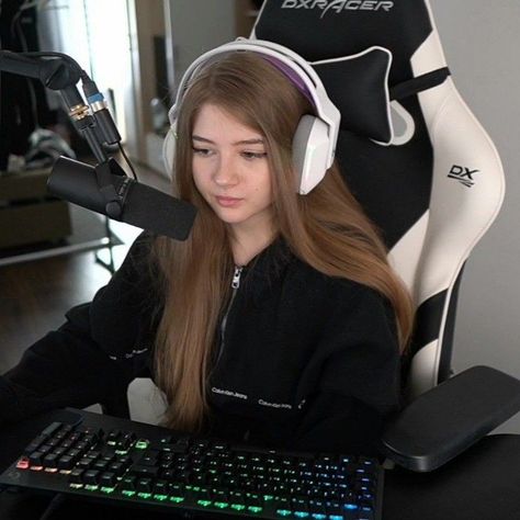 girl gamer icon Streamer Aesthetic, Streamer Dr, Electronic Appliances, Art Studio At Home, Live Girls, Animal Logo, Pretty Selfies, Gamer Girl, Aesthetic Photo