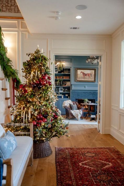 Traditional Home Christmas - Timeless Holiday Home Tour - Blooming Ivy Lane - New Build Natal, Cozy Sitting Area, Holiday Home Tour, Christmas Living Rooms, Girl’s Room, Farmhouse Living Room, Traditional Christmas, New Build, Farmhouse Living