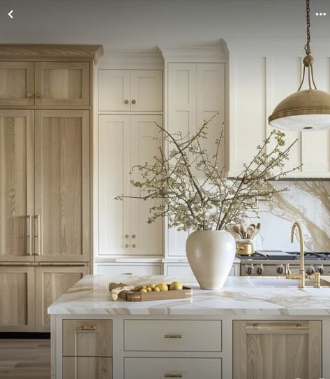 White Oak Kitchen Cabinets, White Oak Kitchen, Off White Kitchens, Oak Kitchen Cabinets, Dream Kitchens Design, Oak Kitchen, Gorgeous Kitchens, Kitchen Inspiration Design, Large Kitchen