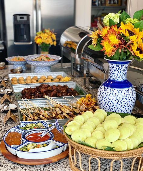 Essen, Thai Food Catering Ideas, Indian Catering Display, Home Catering Ideas, Hosting Tablescape, Thai Catering, Katering Pernikahan, Thai Buffet, Party Planning Food