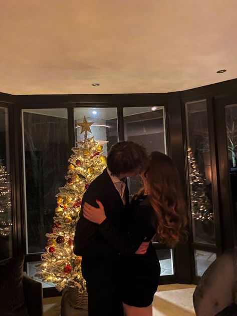 Christmas Couple Astethic, Winter Boyfriend Pictures, Christmas With My Boyfriend, Couples Winter Aesthetic, Cute Christmas Photos Aesthetic, Christmas With Your Boyfriend, Couples Photos Christmas, Holiday Couples Photos, Christmas Goals Couple