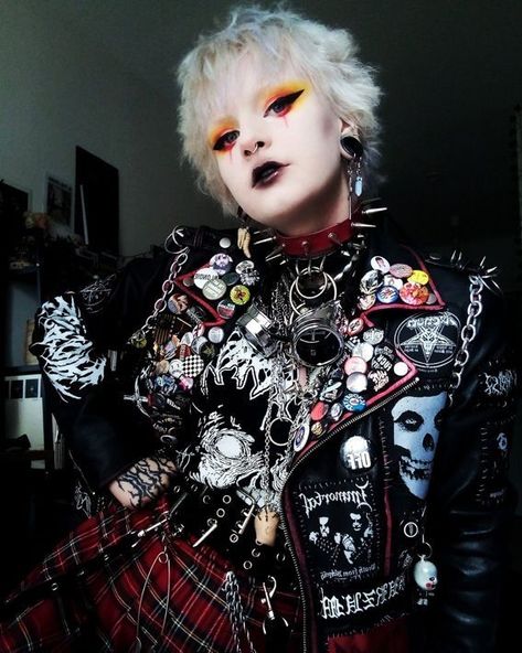 Classic Punk Fashion, Crust Punk Makeup, Queer Punk Fashion, Trad Punk, Punk Rock Aesthetic Outfits, Alt Jacket, Punk Battle Jacket, Crust Punk Fashion, 90s Punk Fashion