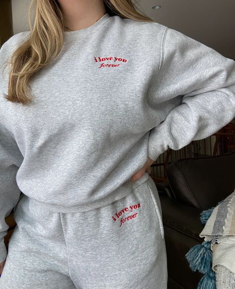 Embroidered Sweat Set, Sweatshirt Set Outfit, Matching Sweatsuit Outfits, Matching Sweatsuit Outfit, Sweat Suit Outfits, Sweats Aesthetic, Sweat Set Outfits, Sweat Suits Outfits, Sweatsuit Outfits