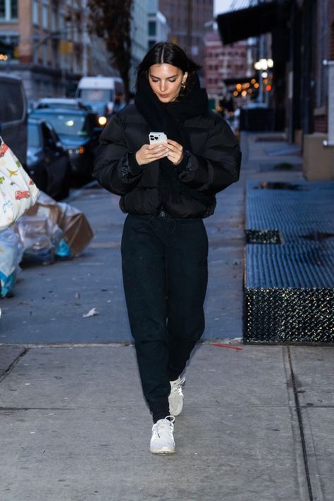 Emily Ratajkowski is seen in Tribeca, New York City. Baggy Street Style, Black Puffer Jacket Outfit, Emrata Style, London Outfit Ideas, Outfits Uni, Nineties Fashion, Celebrity Candids, Tribeca New York, Emily Ratajkowski Style