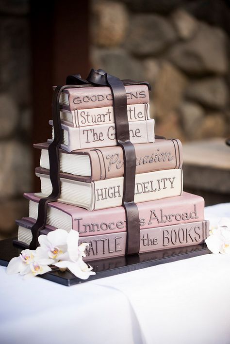 Wedding cake that looks like a stack of books! Geek Wedding Cake, Rodjendanske Torte, Book Themed Wedding, Book Cakes, Book Cake, Crazy Cakes, Unique Cakes, Novelty Cakes, Graduation Cakes