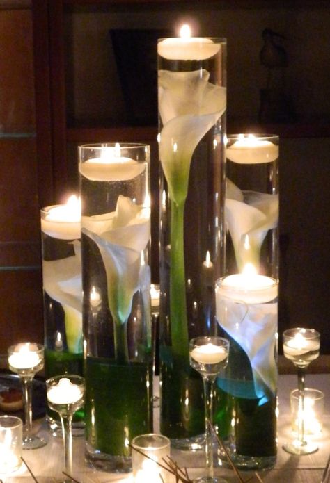 Tall Submersed Calla Lily Centerpieces Budget Friendly Wedding Centerpieces, Calla Lily Centerpieces, Lily Centerpieces, Candles And Flowers, Soya Mumu, Simple Wedding Centerpieces, Budget Friendly Wedding, Flower Centerpieces Wedding, Wedding Decor Elegant