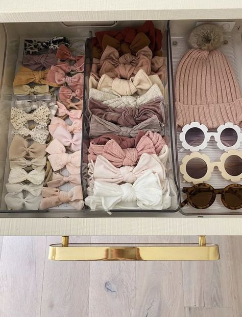 Baby Nursery Organization, Baby Room Organization, Bow Organizer, Girl Nursery Room, Baby Room Inspiration, Nursery Room Inspiration, Baby Closet, Baby Room Design