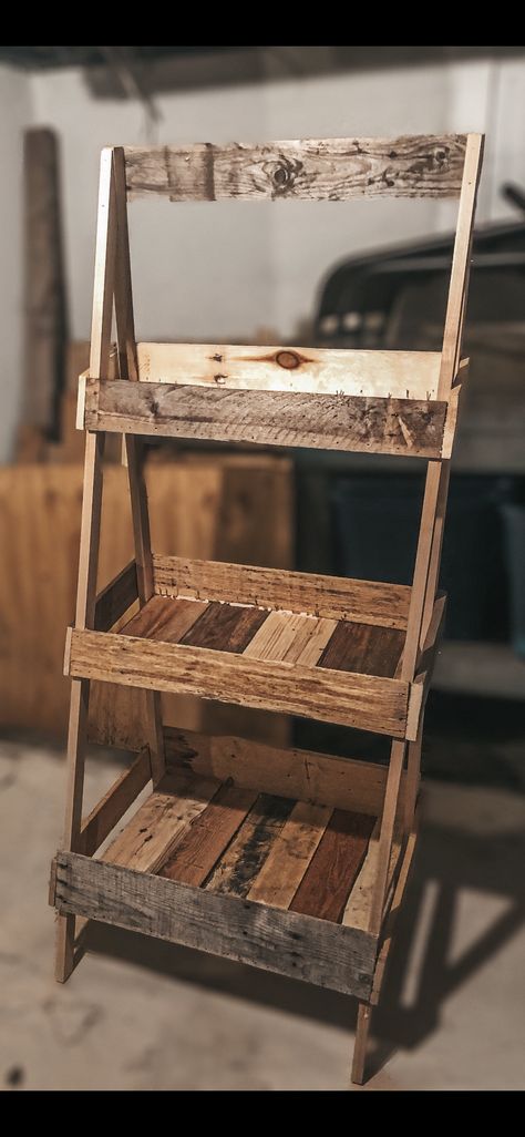 Diy Wooden Outdoor Decor, Cute Woodshop Projects, Pallet Wood Stairs Diy, Pallet Projects To Make And Sell, Wood Home Projects Diy Ideas, Pallet Wood Designs, Upcycling, Pallet Wood Creations, Wood Projects For Room Decor