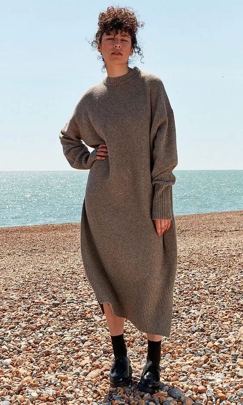 15 Best Shoes To Wear With Sweater Dresses Sweater Dress Outfit Winter, Knit Trends, Knitted Dress Outfit, Wool Dresses, Thrifted Style, Loose Sweater Dress, Winter Edit, Brown Sweater Dress, Knitted Sweater Dress