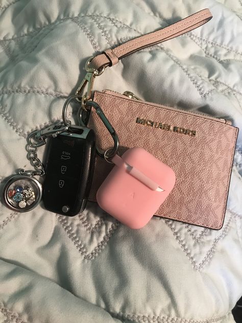 Girly Car Accessories Keys, Car Keychain Aesthetic, Car Keys Keychain Ideas, Car Keychain Ideas, Bracelet Michael Kors, Sac Michael Kors, Wallet Keychain, New Car Accessories, Girly Car Accessories