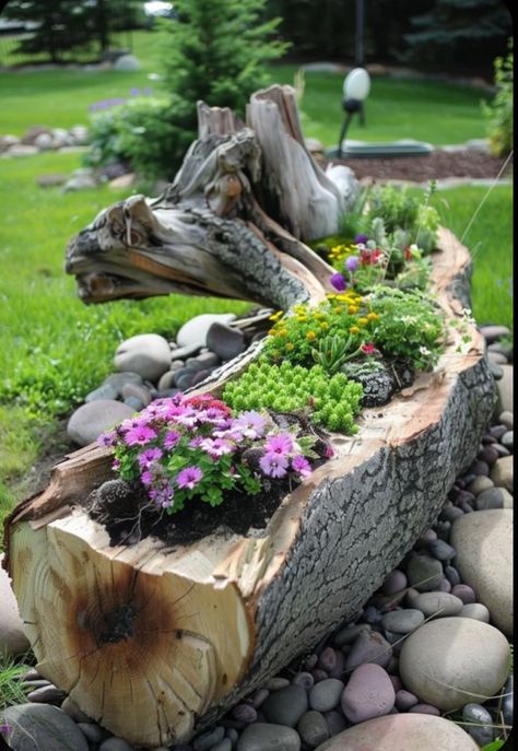 Log Flower Planter, Log With Flowers, Cabin Yard Landscaping, Tree Trunk Planter, Log Landscaping Ideas, What To Do With Logs, Crafts With Logs, Logs In Garden, Tree Trunk Ideas Outdoor