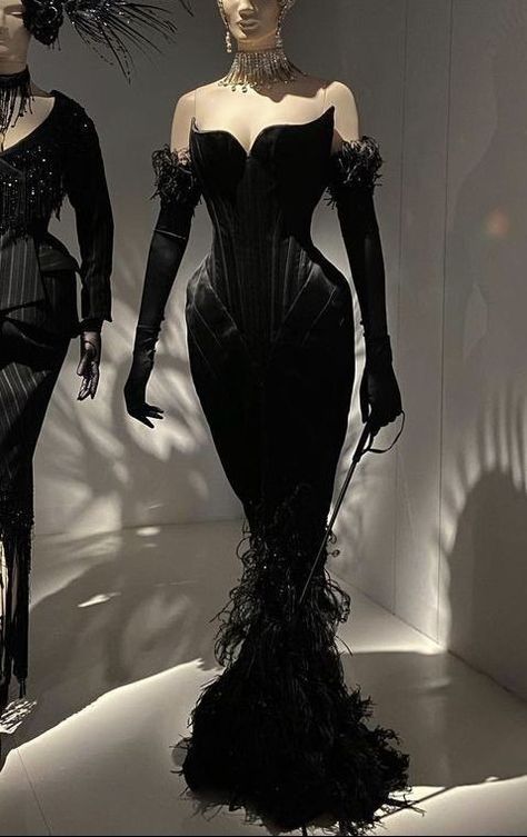 Prom Dress Inspiration, Shooting Photo, Gothic Dress, Fantasy Dress, Pretty Dress, Gothic Outfits, Ball Gown Dresses, Fancy Outfits, Fantasy Fashion