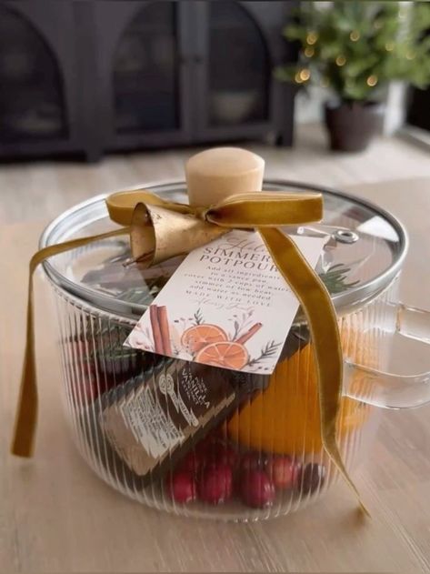 Glass Cooking Pot, Potpourri Gift, Creative Gift Baskets, Simmer Pot, Holiday Hostess Gifts, Diy Holiday Gifts, Christmas Gift For Mom, Christmas Baskets, Gift Basket Ideas