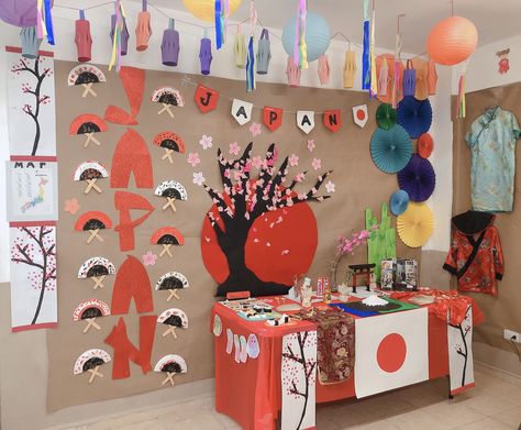 International day / cultural day decorations. Cultural Day At School Ideas, Japan For Kids, Photo Booth Ideas, Japan Decor, Japanese Party, Asian Crafts, Corporate Event Design, Chinese New Year Crafts, Japan Crafts