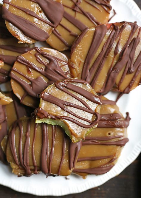 Paleo Caramel Apples, Healthy Caramel Apples, Carmelized Walnuts, Paleo Apple Recipes, Carmel Apple Recipe, Caramel Apple Bark, Paleo Caramel, Healthy Caramel Apple, Paleo Apple Pie