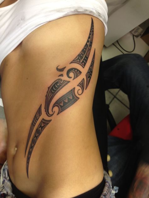 Tribal rib cage. Love it Maori Tattoos, Niuean Tattoo, Tattoo Costillas, Polynesian Tattoos Women, Belly Tattoos, Ribcage Tattoo, Polynesian Tattoo Designs, Maori Tattoo Designs, Samoan Tattoo