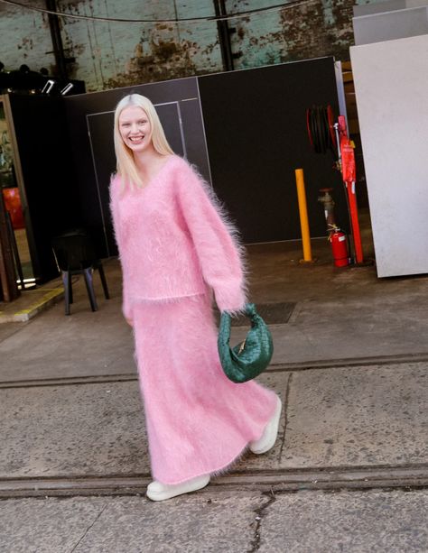 Australian Fashion Week 2023, Unique Fall Outfits, Knitting Inspiration Fashion, Knitted Street Style, Pink Street Style, Winter Outfits Pink, Pink Winter Outfit, Fuzzy Sweater Outfit, Carolina Dress