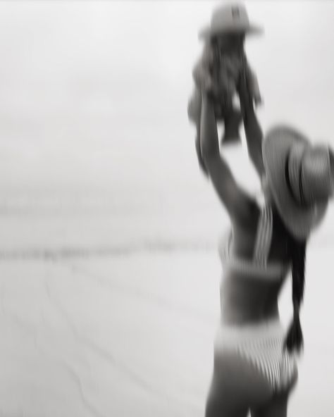 Mom and baby beach day motherhood aesthetic black and white blurry beach photo inspo. IG: itskyleegrinnell Beach Baby Photography, Mom Baby Pictures, Baby Beach Pictures, Baby Beach Photos, Motherhood Aesthetic, Big Family Photos, Beach Mom, Beach Photography Family, Aesthetic Black And White