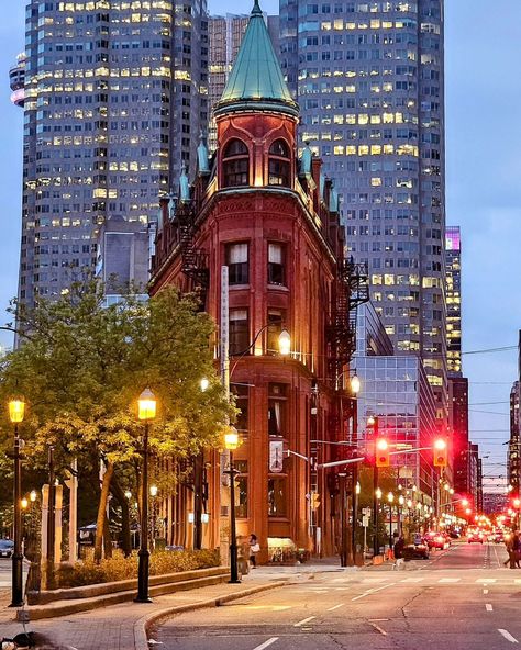 Toronto's East end is one of the most picturesque streetscapes in all of Downtown Toronto. Predominantly because it has some of the oldest heritage architectural buildings in Toronto such as The Gooderham Building and The St. Lawrence Market. Over the last 200 years Toronto has literally grown this city around these iconic buildings. This neighborhood has more stories than your Italian neighbor! TRUST ME! I've read them all! #toronto #torontostreets #ontario #canada #heritage #gooderha... Toronto Real Estate, Toronto Life, Downtown Toronto, Iconic Buildings, House Inspo, Ontario, Art Pictures, Toronto, The Neighbourhood