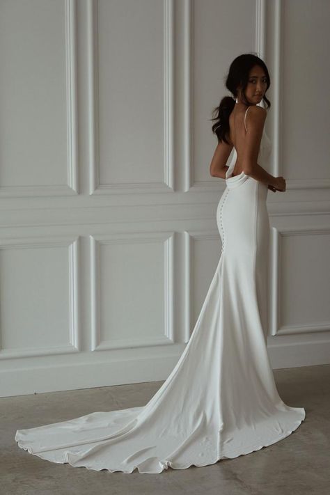 Wedding Dresses With Unique Backs, Wedding Dress For Large Shoulders, Rehearsal Dinner Dress Elegant, Wedding Dresses Timeless Classy, Simple Wedding Dress With Dramatic Back, Detached Train Wedding Dress, Timeless Wedding Dress V Neck, Simple Fitted Wedding Dress Classy, Royal Inspired Wedding Dress