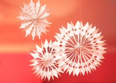 paper snowflakes! Snow Craft, 3d Paper Snowflakes, Snowflake Crafts, Paper Snowflake Patterns, Snow Crafts, Paper Snowflakes Diy, 3d Snowflakes, Snowflake Patterns, Snow Flakes Diy