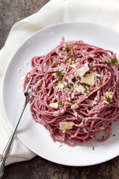 Creamy Red Wine Spaghetti Recipe with Garlic Parmesan — Eatwell101 Tagliatelle, Parmesan Garlic Pasta, Red Wine Spaghetti, Parmesan Garlic Sauce, Wine Pasta Sauce, Cooking With Red Wine, Creamy Garlic Parmesan Sauce, Red Wine Recipe, Garlic Parmesan Sauce