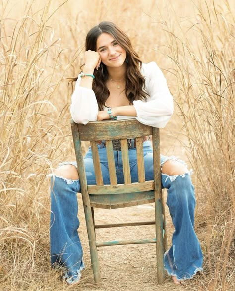 Western Senior Pictures Outfit, Western Senior Picture Ideas, Cowgirl Senior Pictures, Western Photoshoot Ideas, Western Photo Shoots, Cute Senior Pictures, Creative Senior Pictures, Senior Year Pictures, Senior Photoshoot Poses