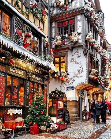 Here are 15 best cities to visit in Europe that are really aesthetic. These fairytale destinations are perfect vacations for any type of traveler - Switzerland adventure travel Inspo or Italy to relax. Europe travel tips for the best travel photography and the best Christmas markets to get your holiday cheer on #italy #switzerland #travel #travelinspo Natal, Switzerland Christmas, Village Wedding, Port Area, Christmas In Europe, Best Christmas Markets, Christmas Markets Europe, Real Christmas, Strasbourg France