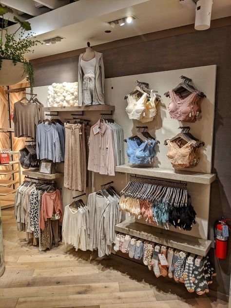 Clothe Display Ideas, Classy Boutique Decor, Boutique Focal Wall, Slat Wall Boutique Display, Salon And Boutique Ideas Interior Design, Retail Hanging Display Ideas, Clothing Shop Decor, Jean Wall Display Boutique, Creative Clothing Display