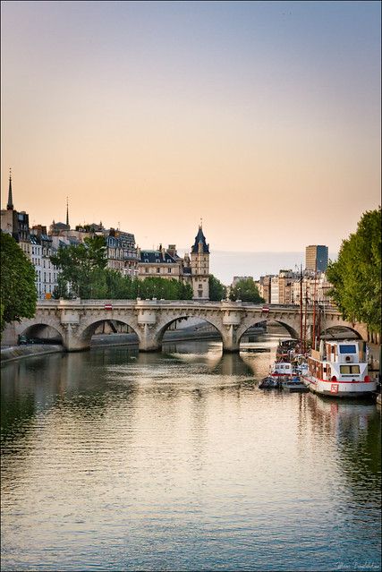 Le Pont-Neuf | Le Pont-Neuf est, malgré son nom, le plus anc… | Flickr La Seine, Paris Photos, Tourist Destinations, Canon Eos, City Lights, Paris France, Eos, Monument, Canon