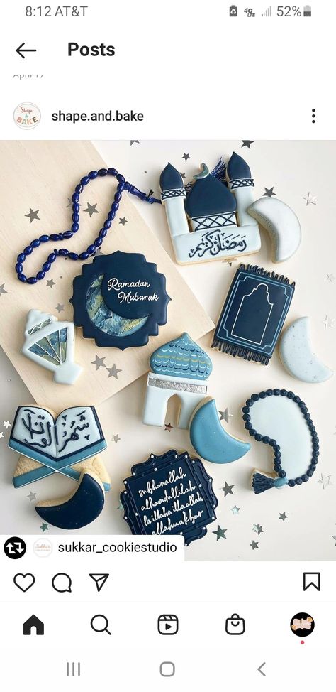 Eid Mubarak Cookies Decorated, Sadqa Box Ideas, Islamic Desserts, Eid Sugar Cookies, Eid Theme Ideas, Ramadan Cookies Decorated, Eid Cookies Decoration, Eid Cupcakes Ideas, Eid Mubarak Cookies