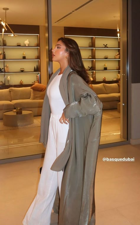 Khaleeji Abaya Aesthetic, Abaya Fashion Aesthetic, Alula Saudi Arabia Outfit, Khaleeji Outfits, Casual Abaya Outfits, Style In Dubai, Goals Motivation Quotes, Classy Abaya, Khaliji Style