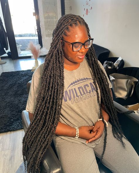 I think its safe to say indie locs are the girlies new fav 🤭 Book under: Distressed locs; 26” indie locs • Welcoming new clients ⁃ Located in Queens, NY📍 • • - • • • • #invisiblelocsnyc #nychairstylist #softlocsny #knotlessbraidsnyc #distressedlocsnyc #nitalocsny #butterflylocsny #fauxlocsny #locsbynayy #retwistnyc Indie Locs, Distressed Locs, Queens Ny, New Clients, Locs, Hair Stylist, Things To Think About, Braids, Twist