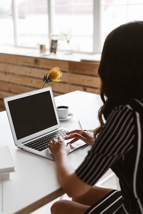 Flower And Coffee, Typing On Computer, Woman Working On Laptop, Woman With Dark Hair, Working On Laptop, Corporate Women, Office Pictures, Brunette Woman, Career Woman