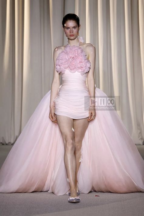 Giambattista Valli Couture Fall Winter 2024 Paris – NOWFASHION Giambattista Valli 2023 Couture, Giambattista Valli 2024, Runway 2024, Winter 2024 Fashion, Giambattista Valli Couture, Giambattista Valli Haute Couture, Paris Couture, Fashion Show Images, Fall Winter 2024