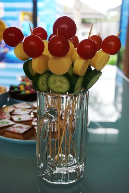 Traffic Light Fruit Skewers, Traffic Light Snack, Hot Wheels Party Food, Traffic Light Party, Race Theme, Auto Party, Thomas Birthday Parties, Theme Snack, Hotwheels Birthday Party