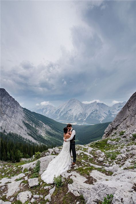 Breath-taking Mountain Wedding Photo Ideas On Top Of A Mountain, Mountain Wedding Photos, How To Dress For A Wedding, Top Of A Mountain, Styl Boho, List Template, Guest List, Elopement Inspiration, Romantic Weddings