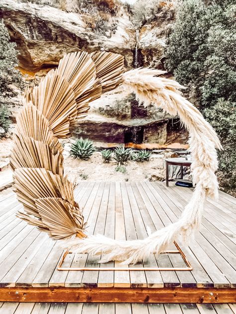 Pampas grass & dried palm leaf circular wedding arbor Palms And Pampas, Palm Leaf Wedding Arch, Dried Palm Leaf Decor, Pampas Grass Arbor, Pampas Deco, Palm Leaf Wedding, Palm Leaf Decor, Dried Palm Leaves, Palm Wedding