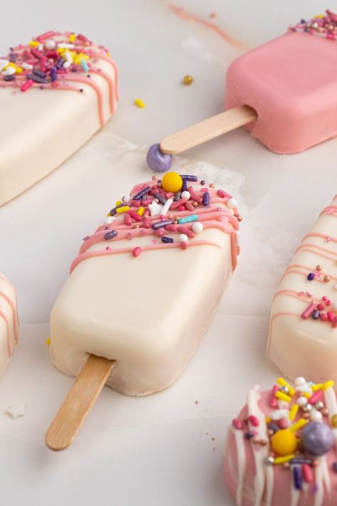 This step by step tutorial will show you how to make any flavor cakesicles with troubleshooting and decorating tips and tricks! Pink Dessert Tables, Pink Dessert, Cake Pop Decorating, Canned Frosting, Things To Bake, Cake Ice Cream, Cake Pop Recipe, Baking Basics, Baby Foods