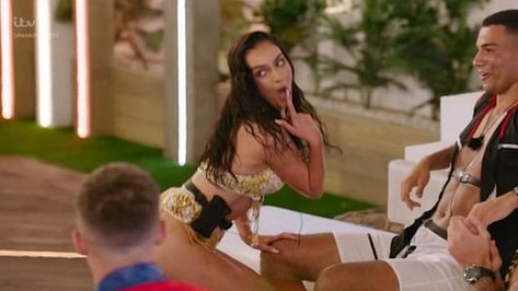 Siannise Fudge gets the boys' hearts racing during the Dirty Dancers challenge. The brunette from Bristol impressed with her dance moves in a sparkly ensemble on winter Love Island. Samantha Love Island, Kendall Love Island, Love Island Challenges, Kady Mcdermott Love Island, Love Island Tv Show, Winter Love, Dirty Dancing, Love Island, Dance Moves