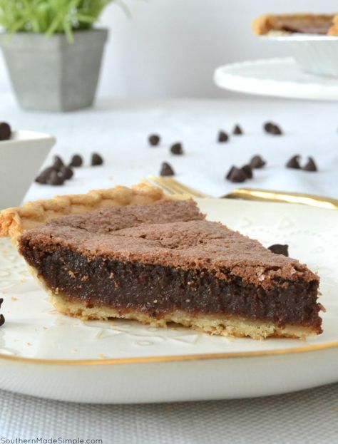 Old Fashioned Chocolate Fudge Pie - a classic southern staple to serve any time of the year - but especially during Thanksgiving! Choc Desserts, Chocolate Chess Pie Recipe, Coffee Fudge, Chess Pie Recipe, Chocolate Chess Pie, Old Fashioned Fudge, Fudge Pie, Buttermilk Pie, Chess Pie