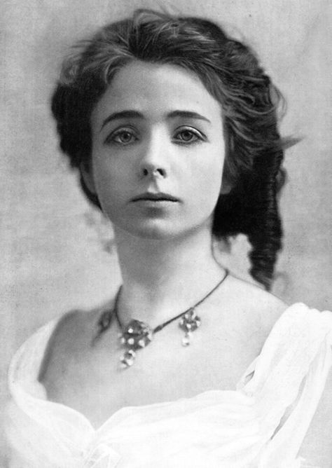 100-Year-Old Photos depict some of the most beautiful women from all over the world - The Vintage News Maude Adams, Evelyn Nesbit, Tony Award, Jane Russell, Christopher Reeve, Somewhere In Time, Gene Kelly, Mae West, Jane Seymour