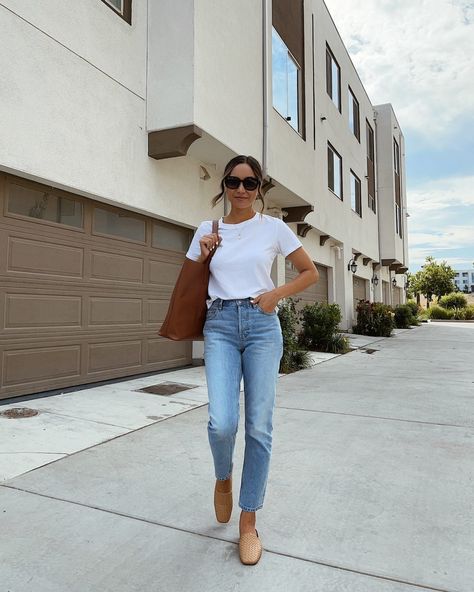 White Tee And Mom Jeans Outfit, 90s Cheeky Jean Everlane, Everlane 90s Cheeky Jean Outfit, Everlane Cheeky Jeans Outfit, Jeans And White Tee Outfit, Everlane Cheeky Jean, Everlane Jeans Outfit, Everlane 90s Cheeky Jean, Jeans White Tee Outfit