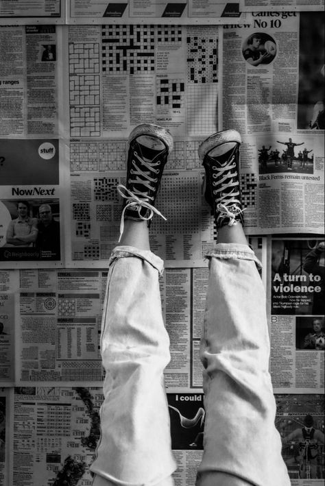 Newspaper Photography Ideas, Posing With Newspaper, Self Portrait Ideas At Home With Phone, Self Portrait Poses At Home With Phone, Journal Photoshoot, Unique Self Portraits, Photografy Ideas, Newspaper Shoot, Men Vintage Outfits